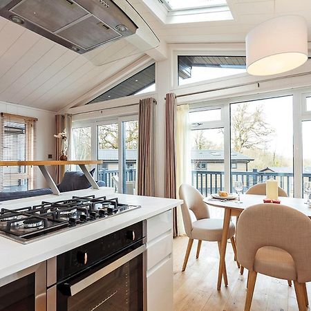 Woodside Bay Lodge Retreat Wootton Bridge  Екстериор снимка