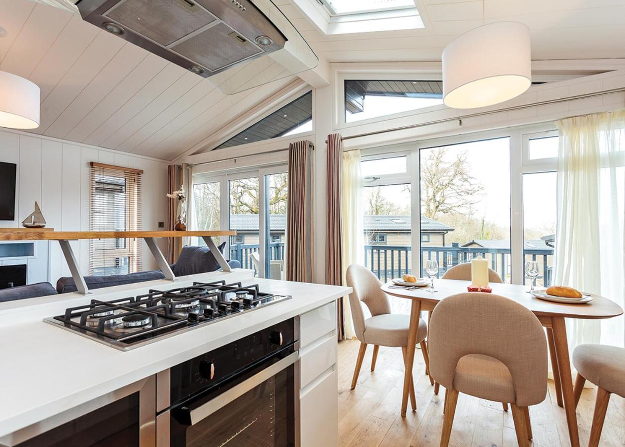 Woodside Bay Lodge Retreat Wootton Bridge  Екстериор снимка