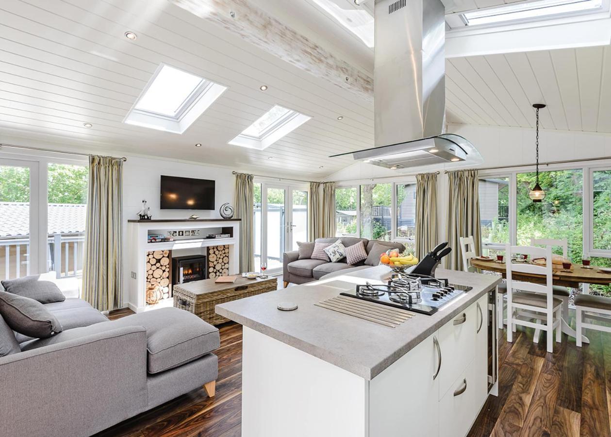 Woodside Bay Lodge Retreat Wootton Bridge  Екстериор снимка
